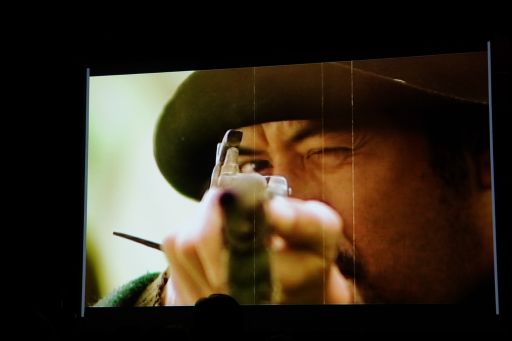 銃を構える主人公
